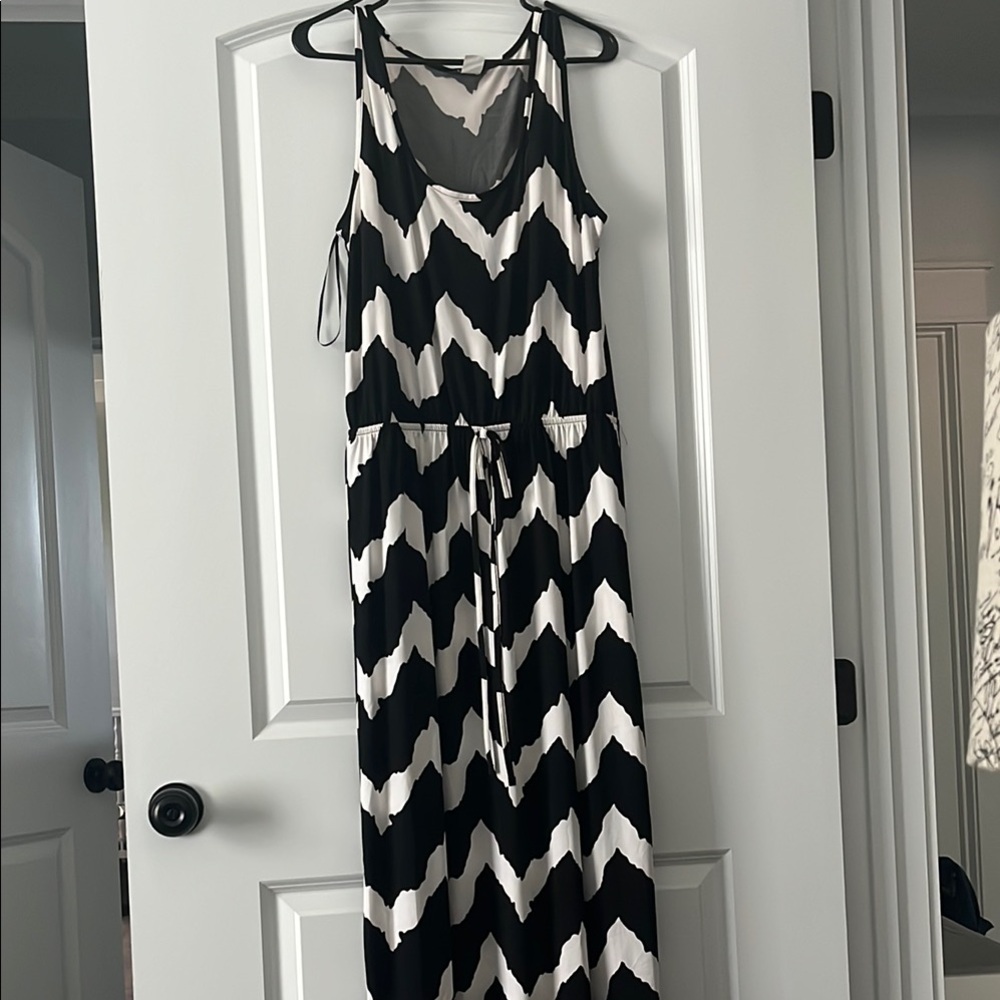 VENUS Black and White Zigzag Maxi Dress